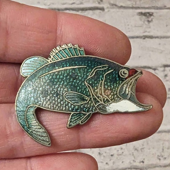 SWIB BASS FISH ENAMEL TIE TACK PIN - Picture 1 of 5